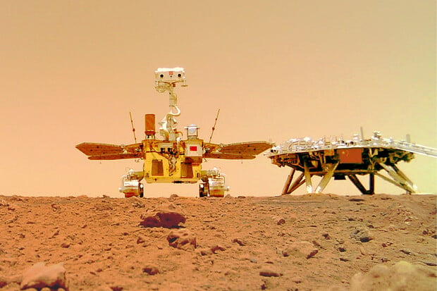 Čínský rover se na Marsu už měsíce nepohnul. Je jeho mise u konce?