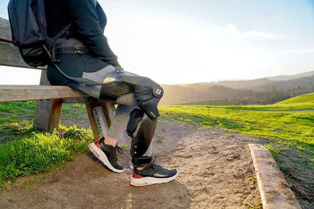 Kolenní ortéza Ascend od Roam Robotics vám pomůže od bolesti