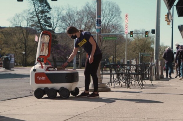 Americkým studentům doveze jídlo autonomní robotický rover