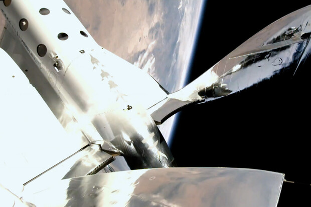 Raketoplán SpaceShipTwo doletěl s Richardem Bransonem až k hranici vesmíru