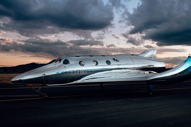 Kdo poletí s Virgin Galactic do vesmíru?