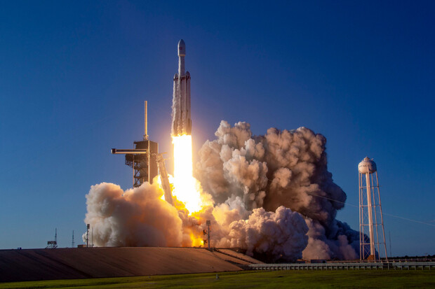 Po půlnoci odstartuje raketa Falcon Heavy. Vypustí tajné vesmírné letadlo