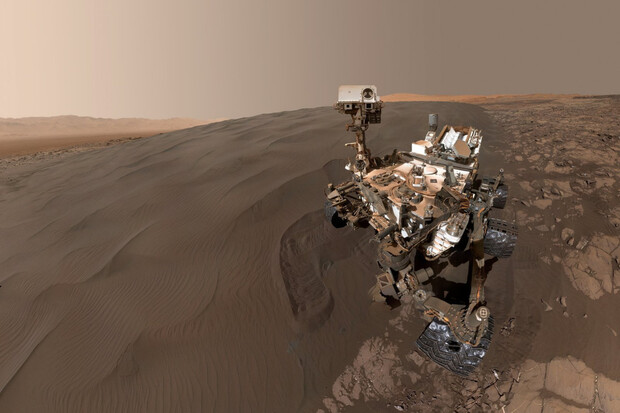 Rover Curiosity jezdí na Marsu už 10 let