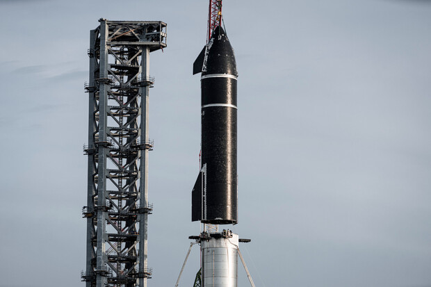SpaceX postavil oba stupně rakety Starship na sebe. Testovací let by mohl být brzy
