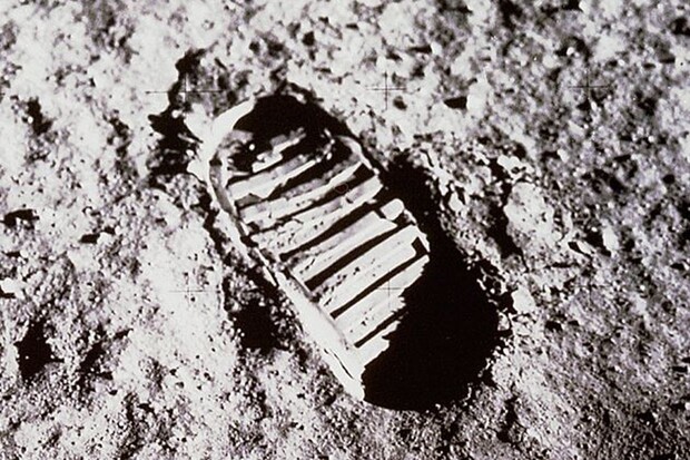 Měsíční prach, který nasbíral Neil Armstrong, jde do aukce. Jaká je cena?