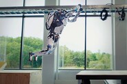 Robot z Boston Dynamics předvádí brutální parkour. A pobaví nezdařenými pokusy