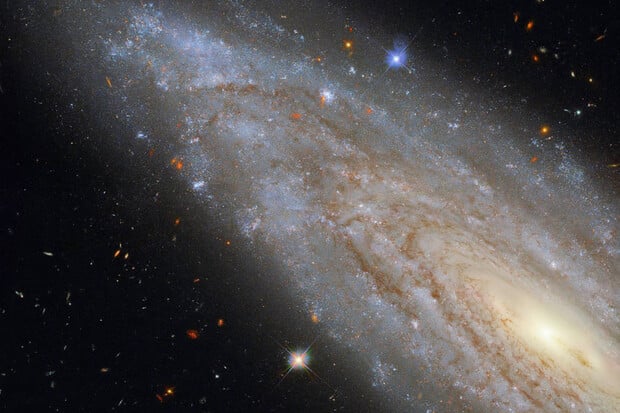 Hubbleův dalekohled pozoruje galaxii vzdálenou 150 milionů světelných let