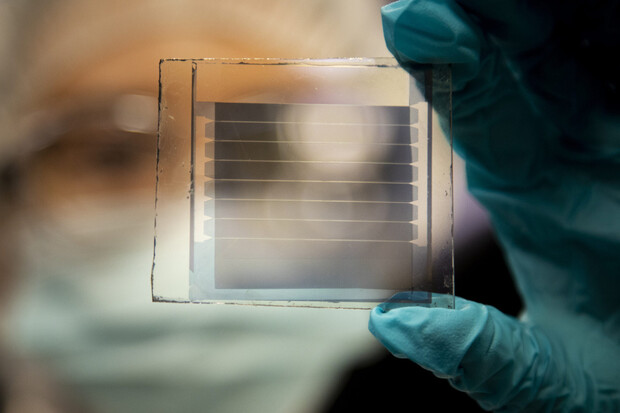 Vědci vyvinuli průhledný solární panel s životností 30 let 