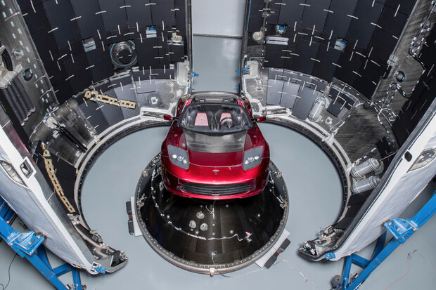 Raketa Falcon Heavy vynese automobil Tesla Roadster do vesmíru možná už 6. února