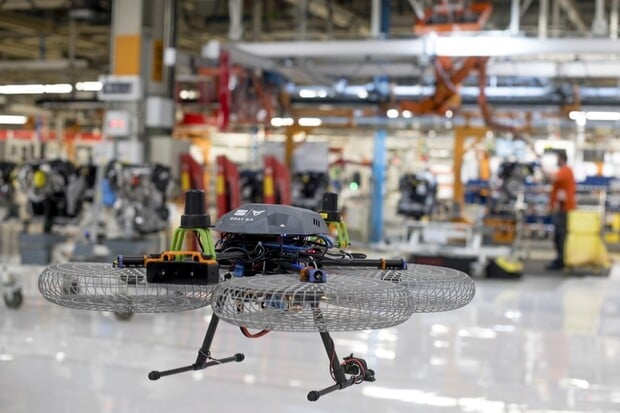 Podívejte se, jak pracují drony v továrně budoucnosti