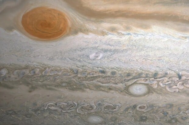 NASA zjistila, jak hluboká je velká skvrna na Jupiteru