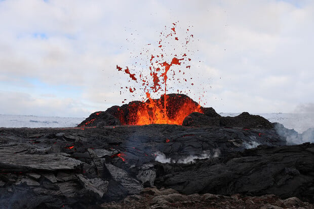 Na Islandu vybuchla sopka. Proud lávy jen těsně minul město