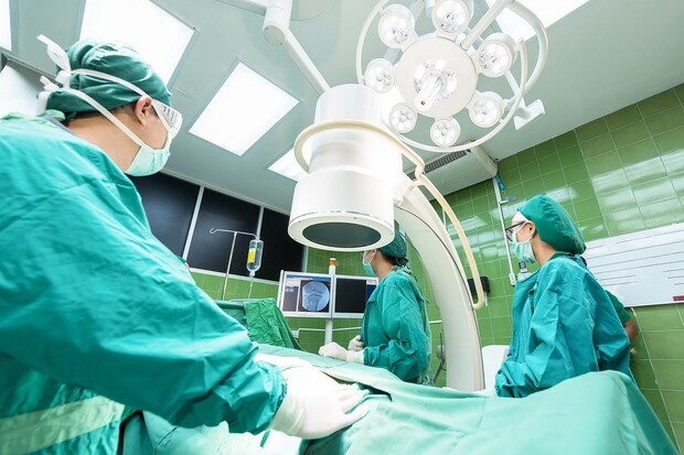 Implantát schopný se po čase rozpustit v těle může pomoci při operacích srdce