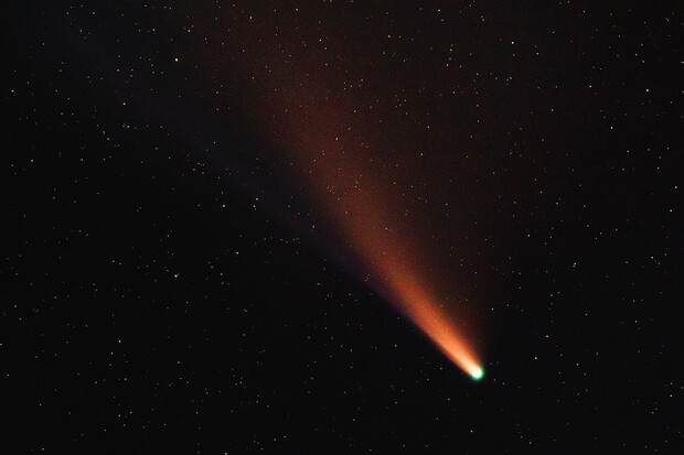 Fotografii komety od českého fotografa zveřejnila NASA jako snímek dne