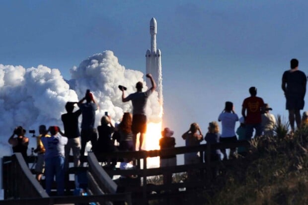 Lépe to skoro dopadnout nemohlo! Falcon Heavy ukázal SpaceX v tom nejlepším světle