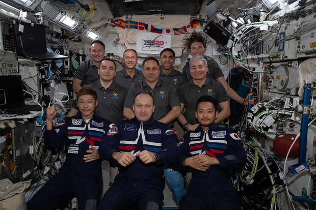 Z ISS se vrátila tříčlenná posádka s japonským miliardářem