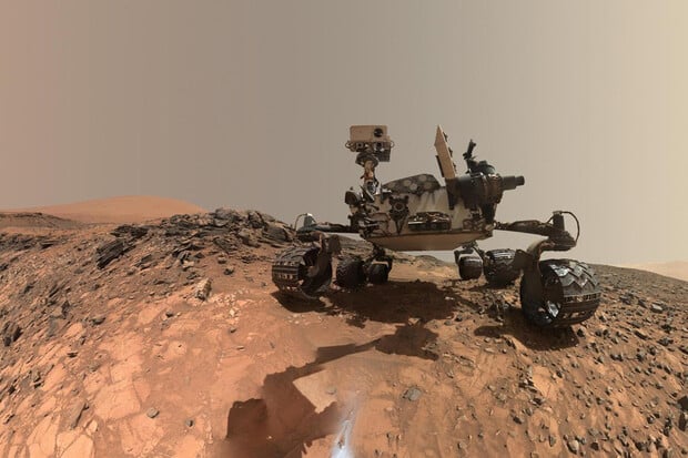 Vozítko Curiosity našlo nové důkazy o dávných řekách na Marsu