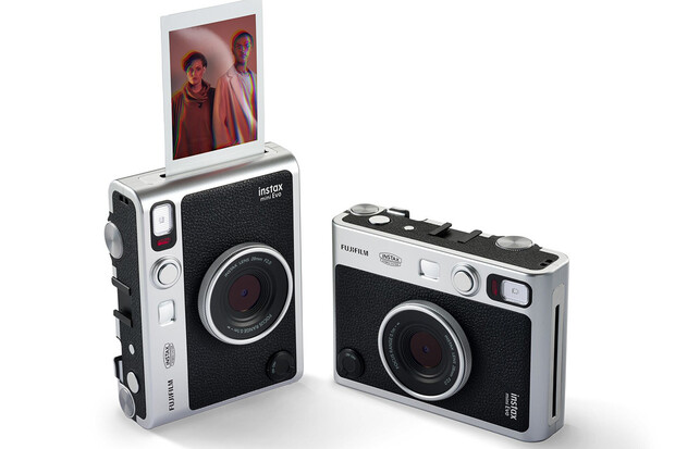 Fujifilm představil hybridní fotoaparát Instax mini EVO