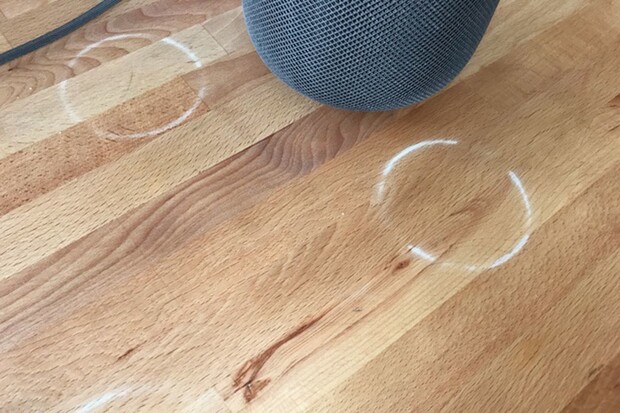 HomePod pod sebou zanechává nevzhledné bílé kruhy