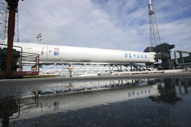 Raketa Falcon 9 od SpaceX si zítra ráno připíše rekordní dvanáctý start