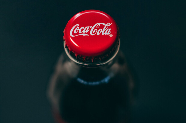 Coca-Cola nasazuje držák z kartonového papíru. Je to další krok k dekarbonizaci