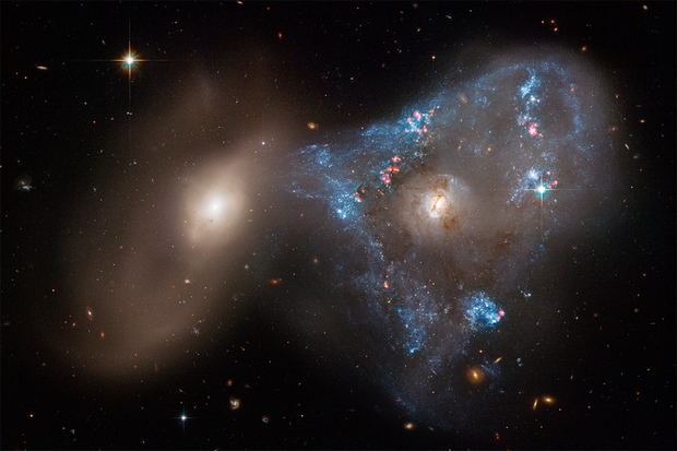 Hubbleův teleskop zachytil srážku dvou galaxií