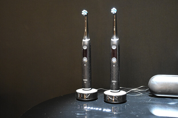 Oral-B představil špičkový magnetický kartáček iO Series 10 se stanicí iOSense