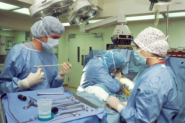 Pacient s modifikovaným prasečím srdcem dva měsíce po transplantaci zemřel