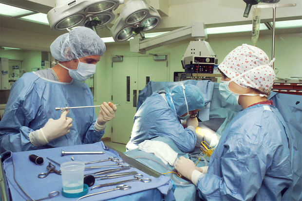 Pacient s modifikovaným prasečím srdcem dva měsíce po transplantaci zemřel
