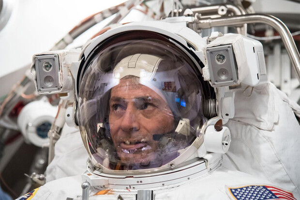 Astronaut NASA překonal dosavadní rekord v nejdelším vesmírném letu