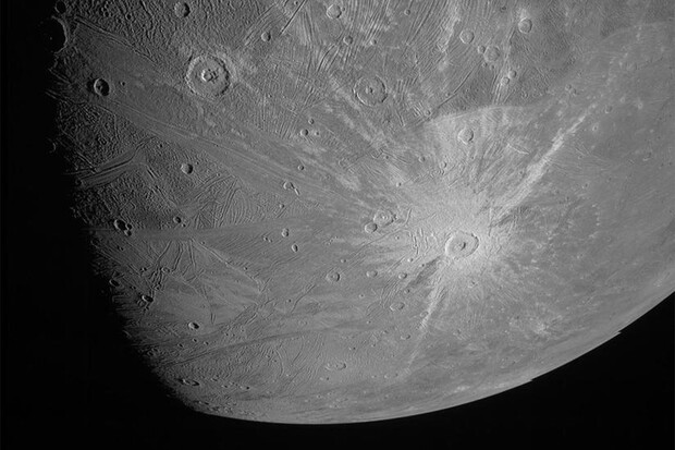 Průlet vesmírné sondy Juno kolem Jupiterova měsíce odhalil obrovské krátery