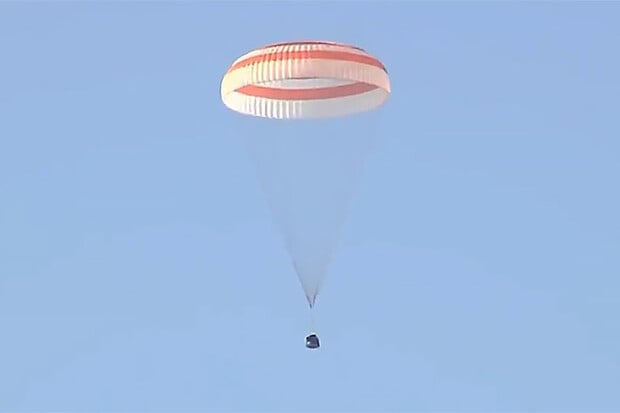 Dnes se vrátili tři členové posádky ISS zpět na Zemi