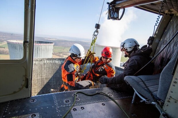 Podívejte se, jak vypadá záchrana lidí z věže jaderné elektrárny pomocí vrtulníku