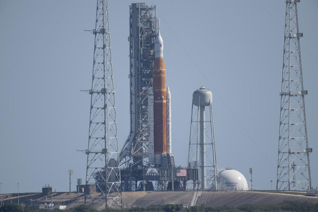 NASA odložila test rakety pro misi Artemis I. Důvodem je start astronautů na ISS