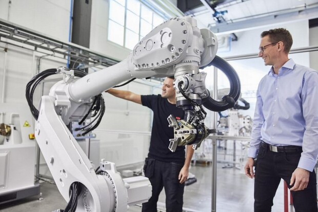 ABB má nové roboty, pomohou při výrobě baterií do elektromobilů