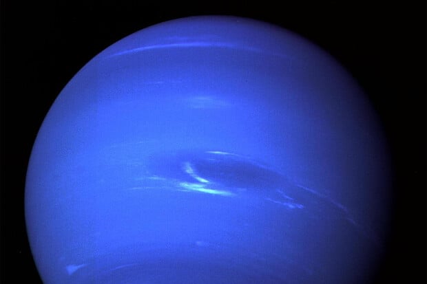 Uran a Neptun mohou mít skryté tisícikilometrové oceány, tvrdí nová studie