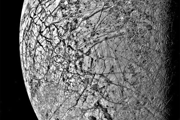 Jupiterův měsíc Europa skrývá pod ledem oceán, kde by mohl být dle vědců život