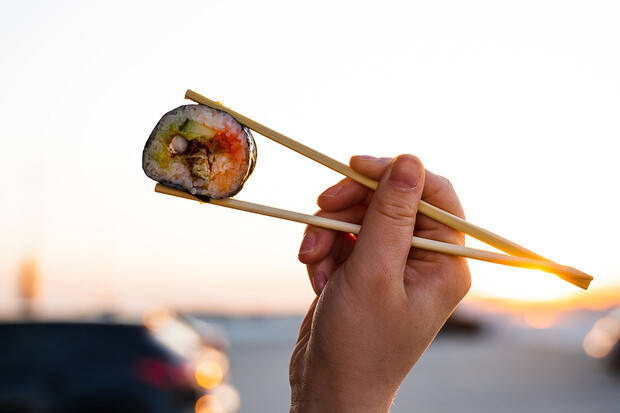 Japonští vědci vynalezli hůlky, které zvýrazní slanou chuť jídla