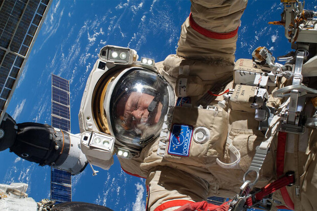 Dnes provedou dva ruští kosmonauti výstup do vesmíru. Můžete je sledovat online