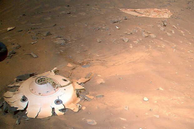 Ingenuity zachytil na Marsu padák, s jehož pomocí přistál rover Perseverance