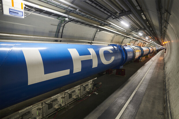 Velký hadronový urychlovač částic byl po několika letech opět uveden do provozu