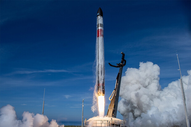 Rocket Lab se podařilo zachytit vrtulníkem nosnou raketu Electron