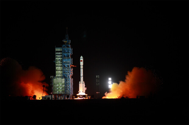 Tři astronauti míří na čínskou vesmírnou stanici. Ve vesmíru budou půl roku