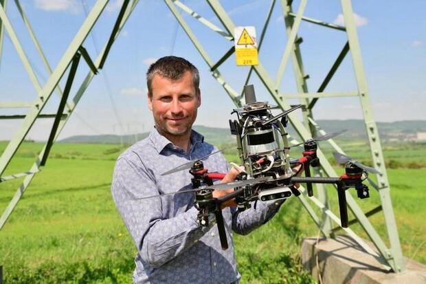 Podívejte se, jak v ČR roje dronů s AI provádí inspekce elektrického vedení