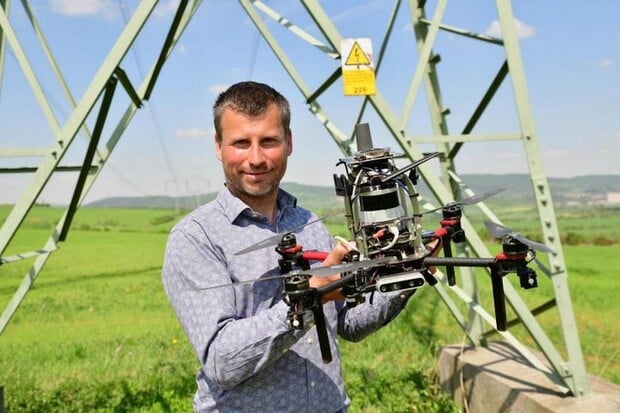 Podívejte se, jak v ČR roje dronů s AI provádí inspekce elektrického vedení