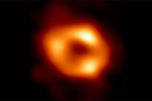 Fotka černé díry si vyžádala tolik dat, že je bylo rychlejší poslat letadlem