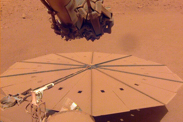 Sonda InSight už nezvládá bojovat s prachem, do konce roku ukončí činnost