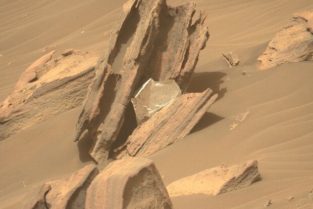 Rover Perseverance vyfotil na Marsu lesklý kousek fólie