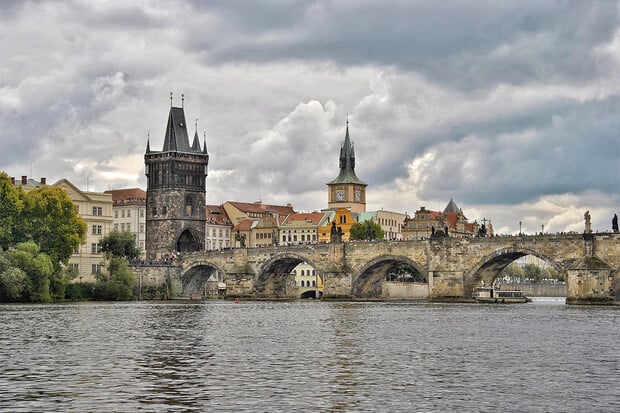 Dokončení Karlova mostu i vyhlazení obce Ležáky, to přinesla historie tohoto týdne