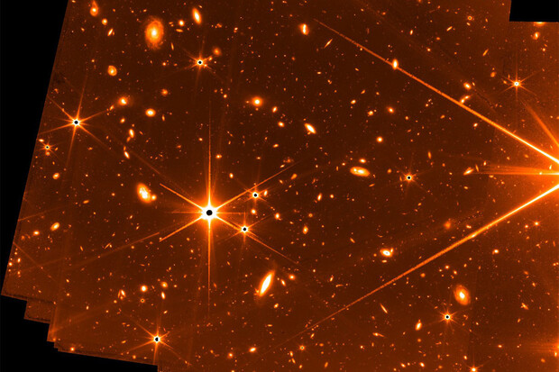 Teleskop Jamese Webba přináší pohled na vesmír v infračerveném světle